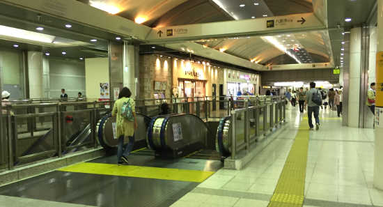 東京駅　京葉線　エスカレーター